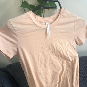 The Group Babaton T-shirt - Peachy Pink